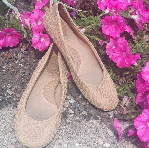 B.O.C. Born Concept Floral Tooled Leather Ballet Flats - Size 8 1/2 Tan - Picture 4 of 12